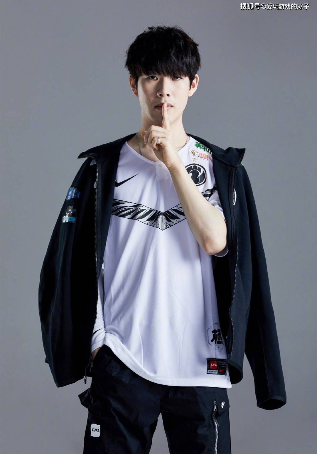 退役选手MLXG称自己没钱没自由，接近抑郁