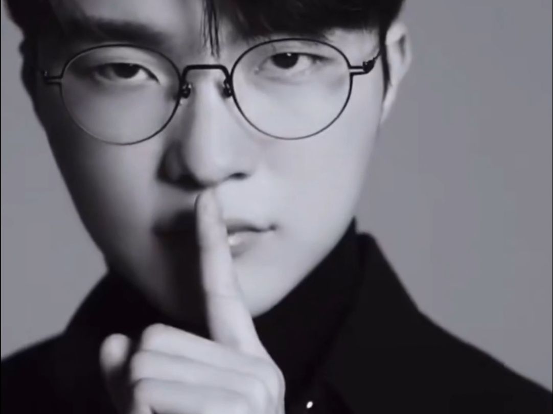 Doinb ：教练不要晚上天天打那个B排位啊 去看看别的队伍的训练赛