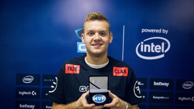 BLG选手正赛返图：ELK笑容清澈，替补Lvmao向队友献策