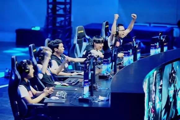 HOYA 格拉加斯团队战斗爆炸 1xn 女枪轰炸 TT2-1LNG 晋级半决赛